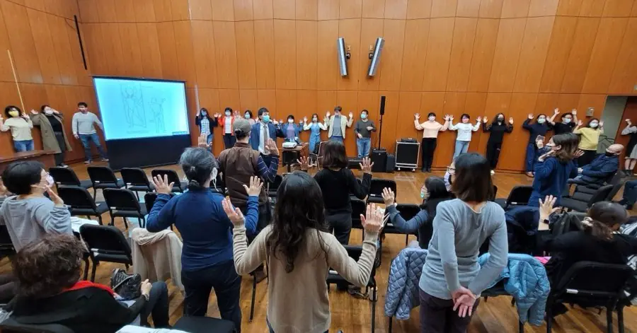 蘇炯睿醫師於國家交響樂團演講，團員在座位上一同進行伸展動作